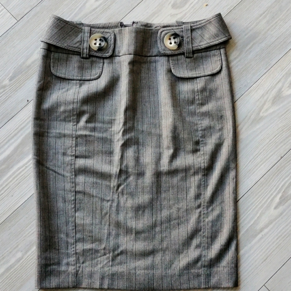 Bebe gray pinstripe skirt with buttons and pockets size 6